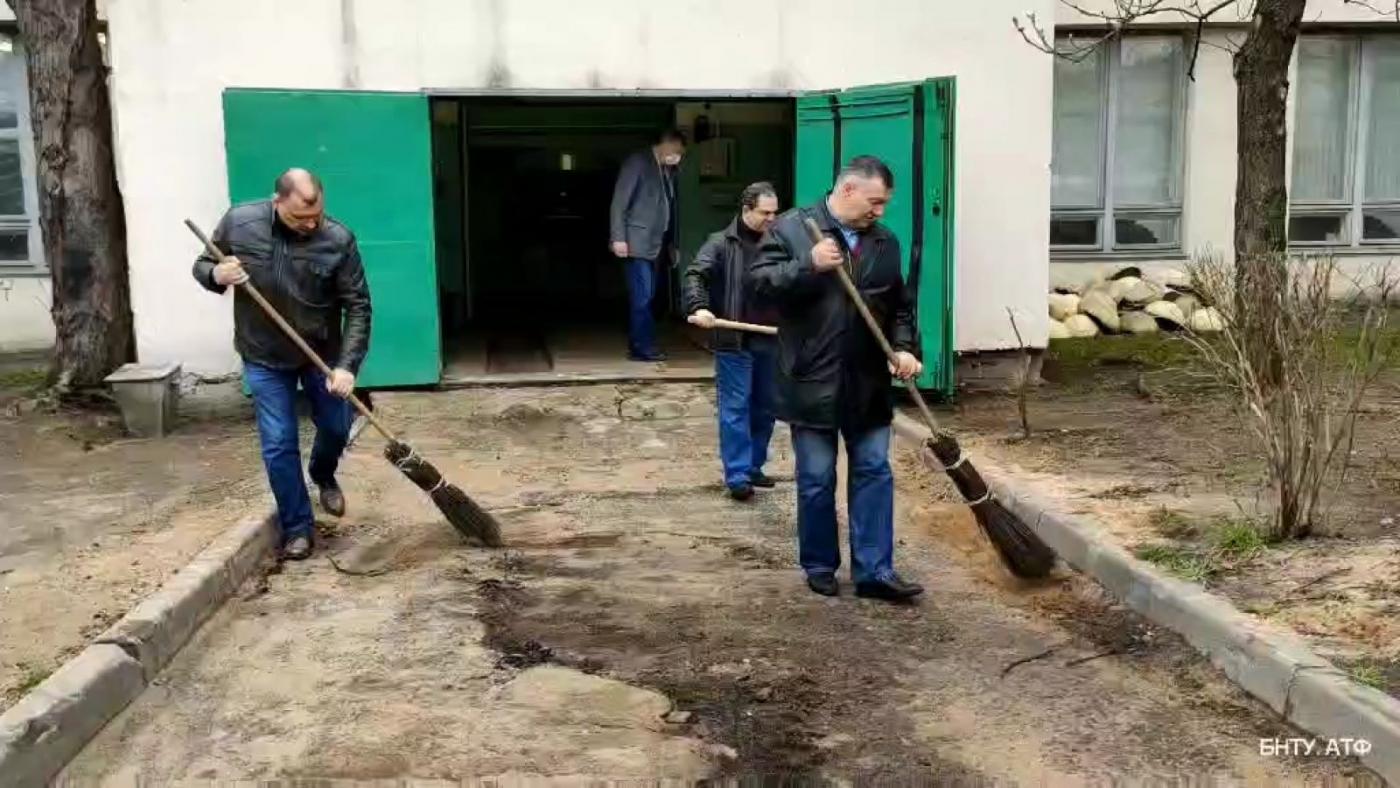 Работники автотракторного факультета приняли участие в акции «БНТУ – наш дом»